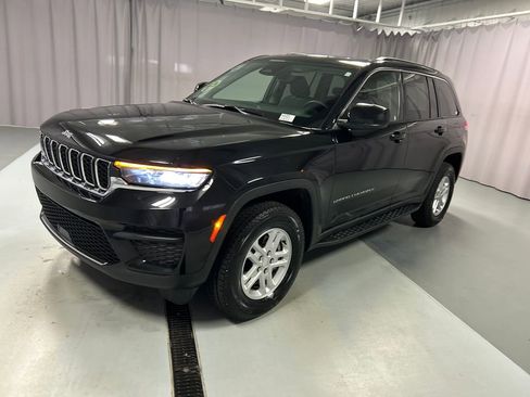 Used 2023 Jeep Grand Cherokee Laredo AWD/4WD image 3