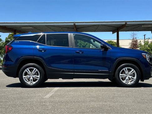 Used 2022 GMC Terrain SLE w/ LPO, Floor Liner Package image 8