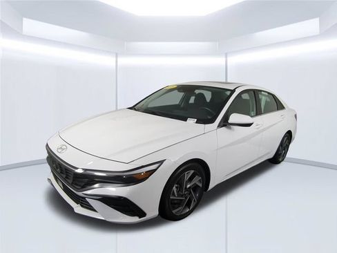 Used 2025 Hyundai Elantra SEL FWD image 11