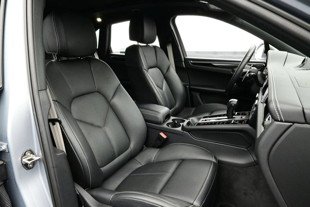 Certified 2025 Porsche Macan AWD/4WD image 18