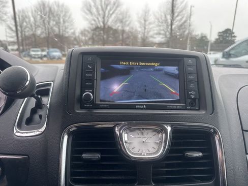 Used 2015 Chrysler Town & Country Touring w/ Driver Convenience Group image 12