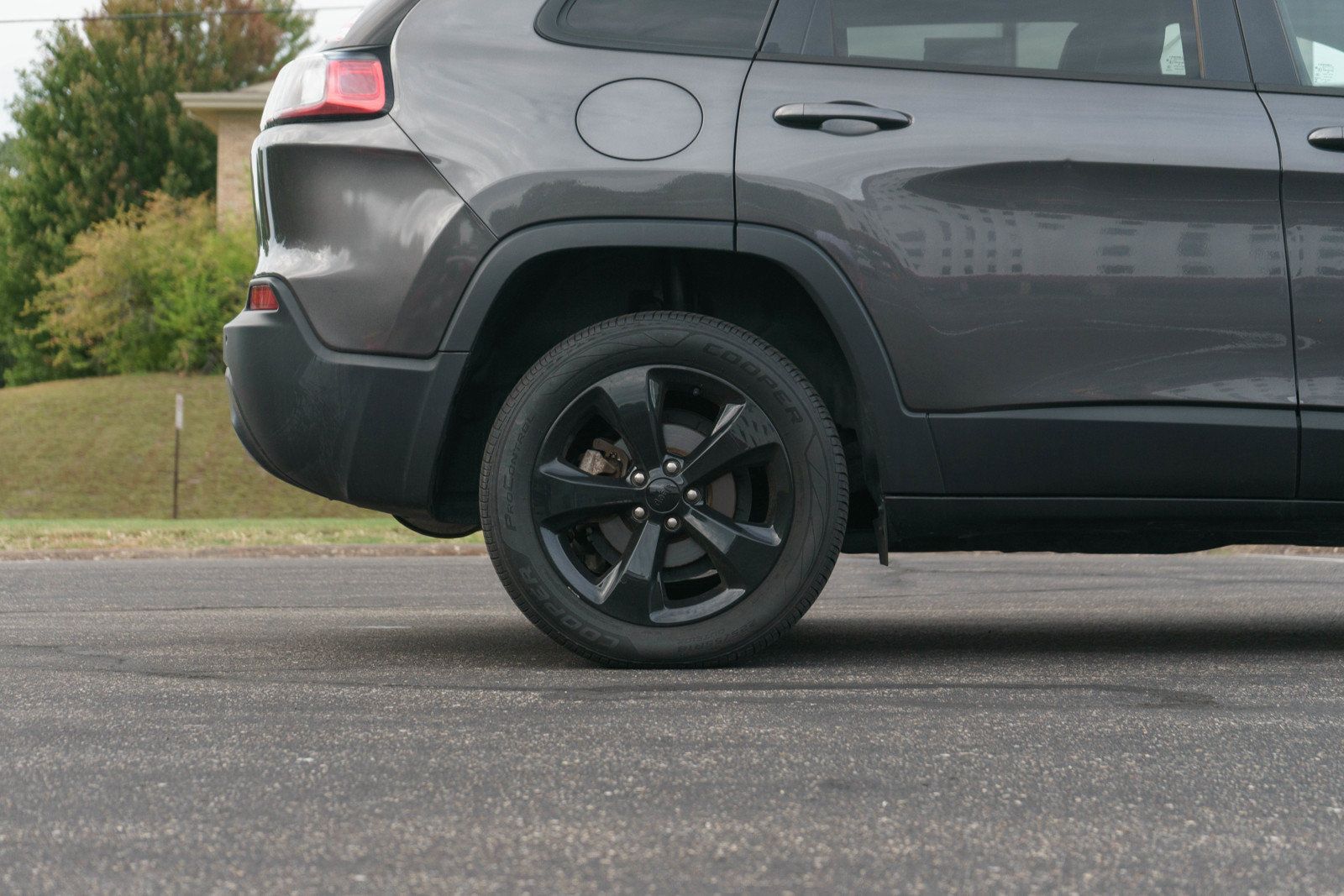 Used 2019 Jeep Cherokee Latitude Plus FWD image 10