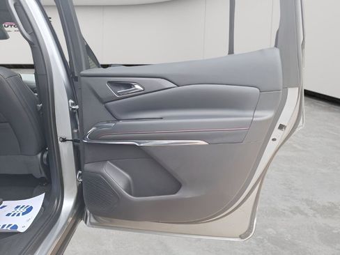 Used 2025 Chevrolet Traverse Z71 image 11