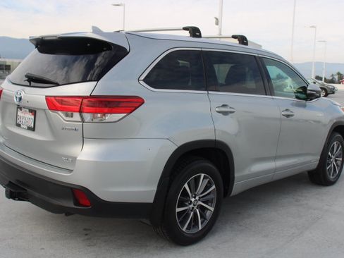 Used 2017 Toyota Highlander XLE AWD/4WD image 3