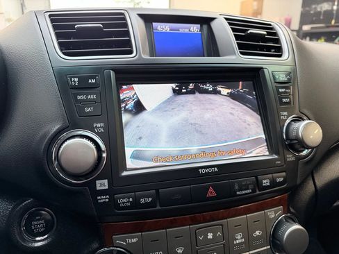 Used 2012 Toyota Highlander Limited w/ Tow Pkg image 17