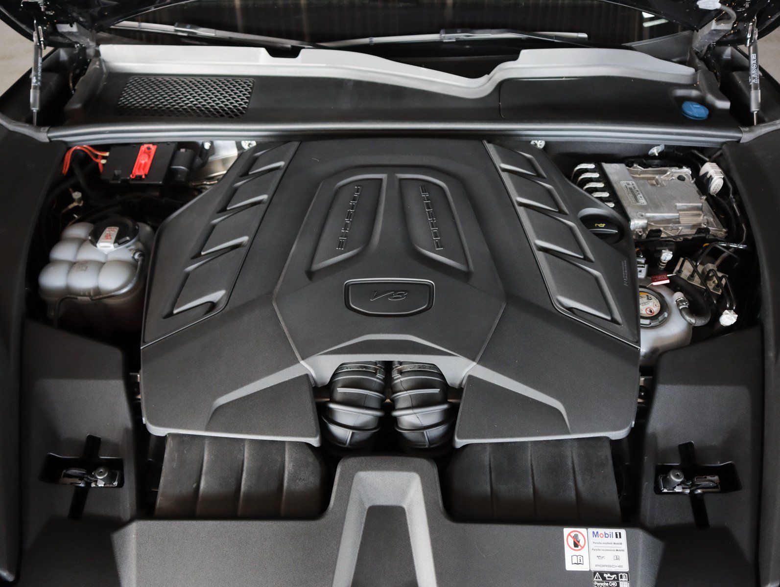 Certified 2024 Porsche Cayenne Turbo AWD/4WD image 29