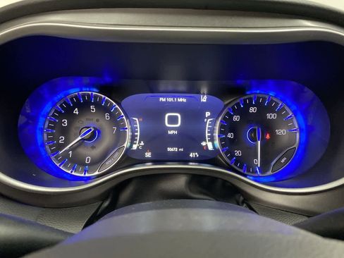 Used 2024 Chrysler Pacifica Touring-L image 27