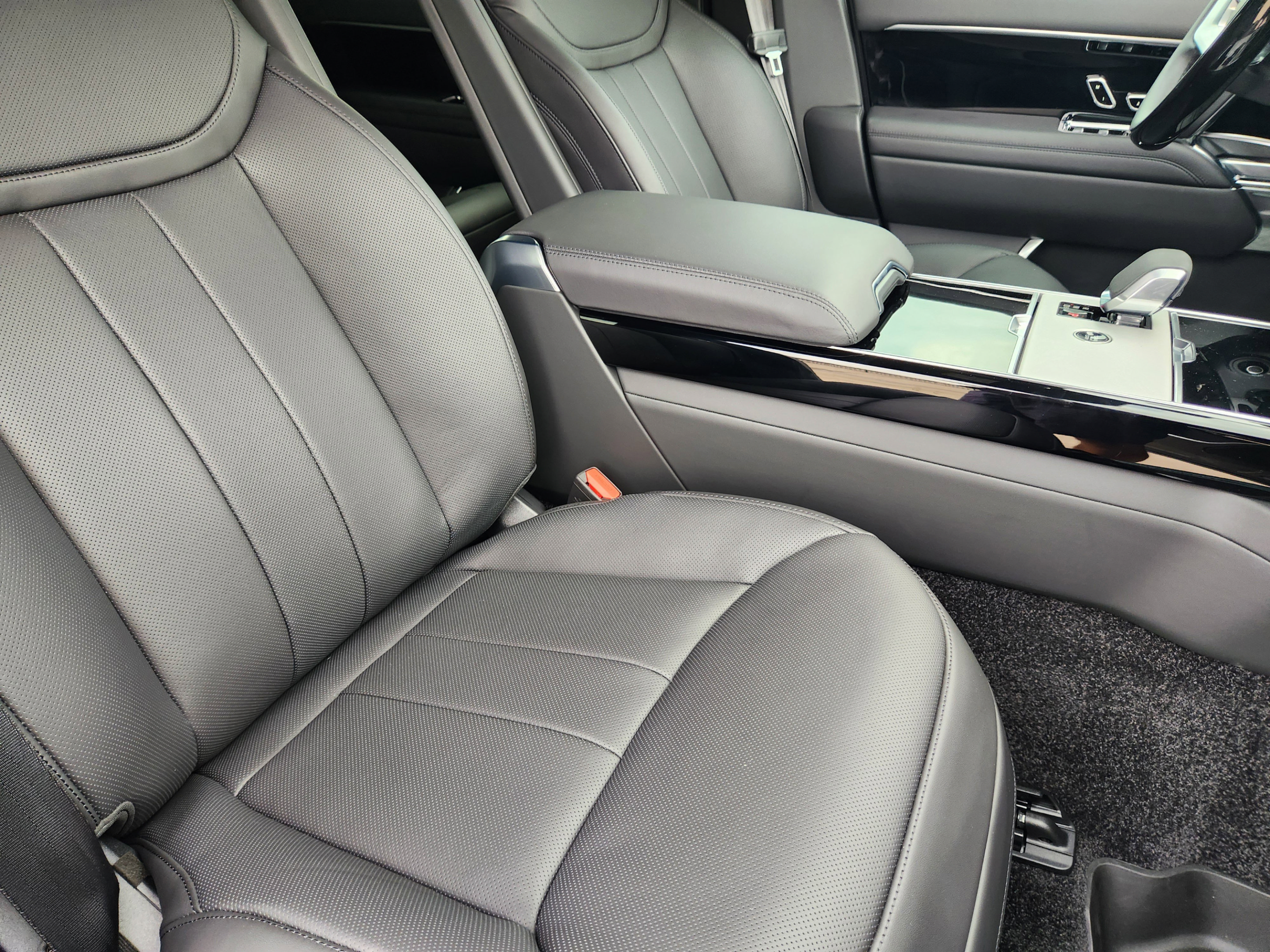 New 2026 Land Rover Range Rover Long Wheelbase SE AWD/4WD image 9