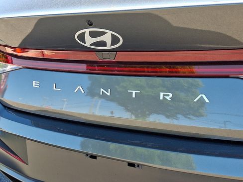 Certified 2025 Hyundai Elantra SEL FWD image 31