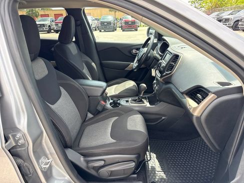 Used 2017 Jeep Cherokee Sport FWD image 23