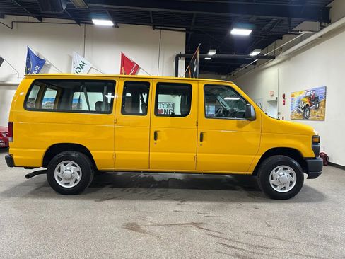 Used 2011 Ford E-150 and Econoline 150 Wagon RWD image 6