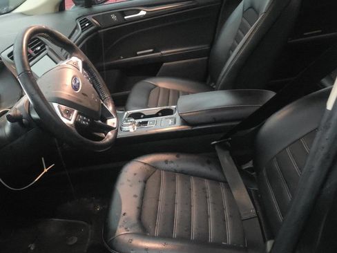 Used 2018 Ford Fusion SE w/ Equipment Group 201A FWD image 4