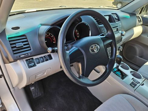 Used 2012 Toyota Highlander 4WD w/ Tow Pkg image 17
