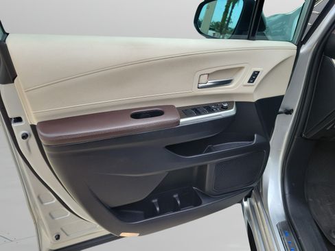 Used 2023 Toyota Sienna Platinum FWD image 6