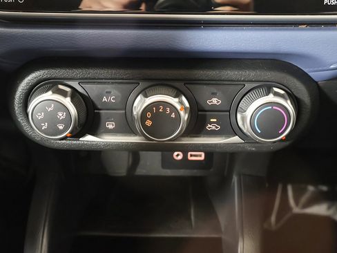 Used 2023 Nissan Versa SV image 39