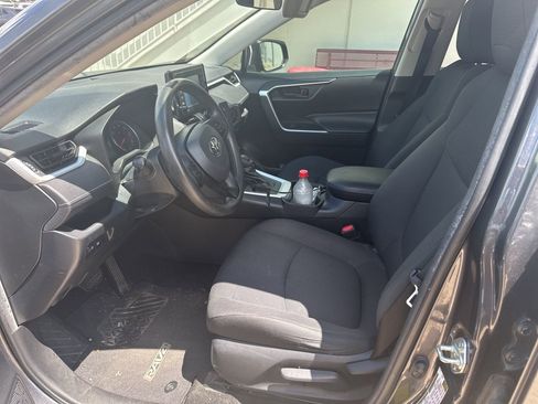 Used 2020 Toyota RAV4 LE FWD image 3