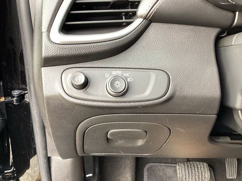 Used 2021 Chevrolet Trax LT w/ Premium Seat Package image 57