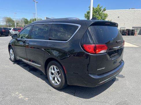 Used 2018 Chrysler Pacifica Touring-L Plus w/ Tire & Wheel Group FWD image 7