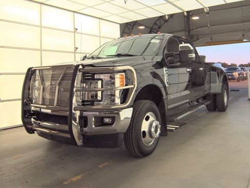 Used 2017 Ford F350 Lariat w/ Chrome Package image 4