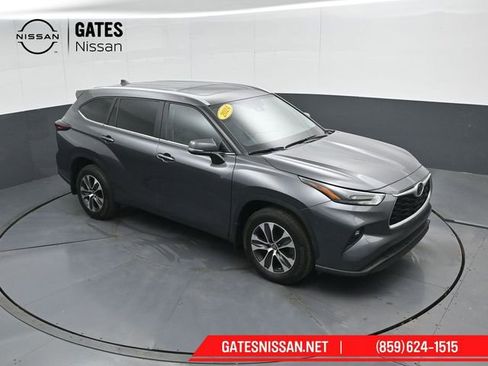 Used 2024 Toyota Highlander XLE AWD/4WD image 52