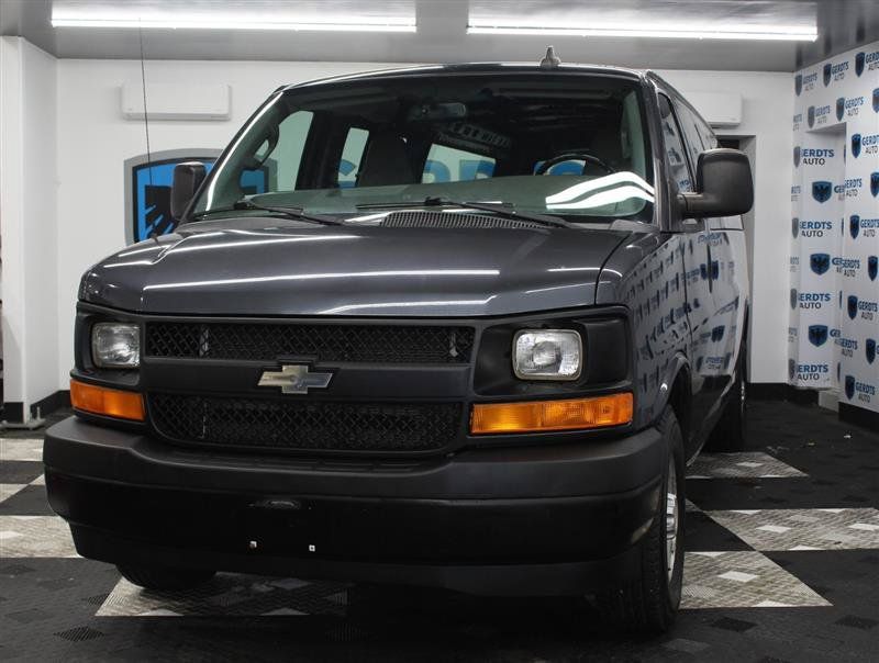 Used 2017 Chevrolet Express 3500 Extended RWD image 1