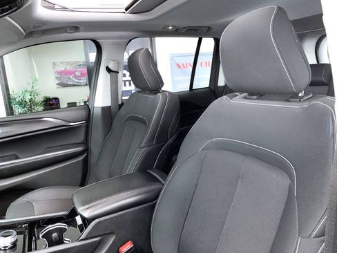 Used 2023 Jeep Grand Cherokee Laredo w/ Luxury Tech Group I AWD/4WD image 11