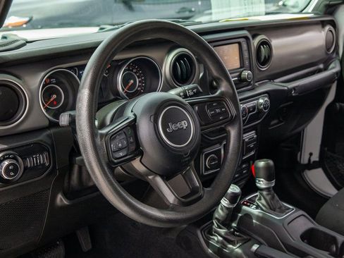 Used 2021 Jeep Gladiator Sport image 10