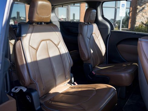 Used 2018 Chrysler Pacifica Limited w/ Tire & Wheel Group image 35