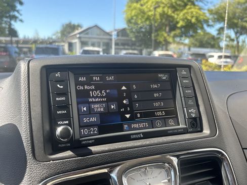 Used 2015 Chrysler Town & Country Touring FWD image 17
