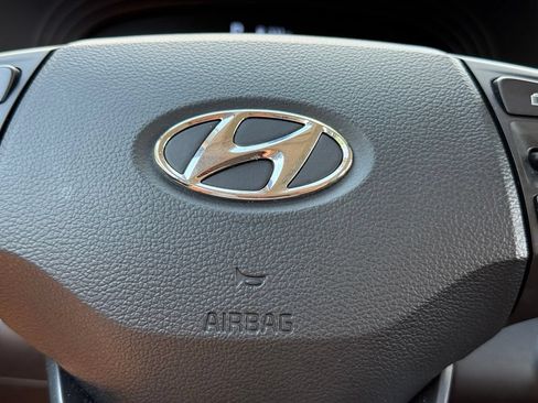 Used 2024 Hyundai Venue Limited FWD image 15