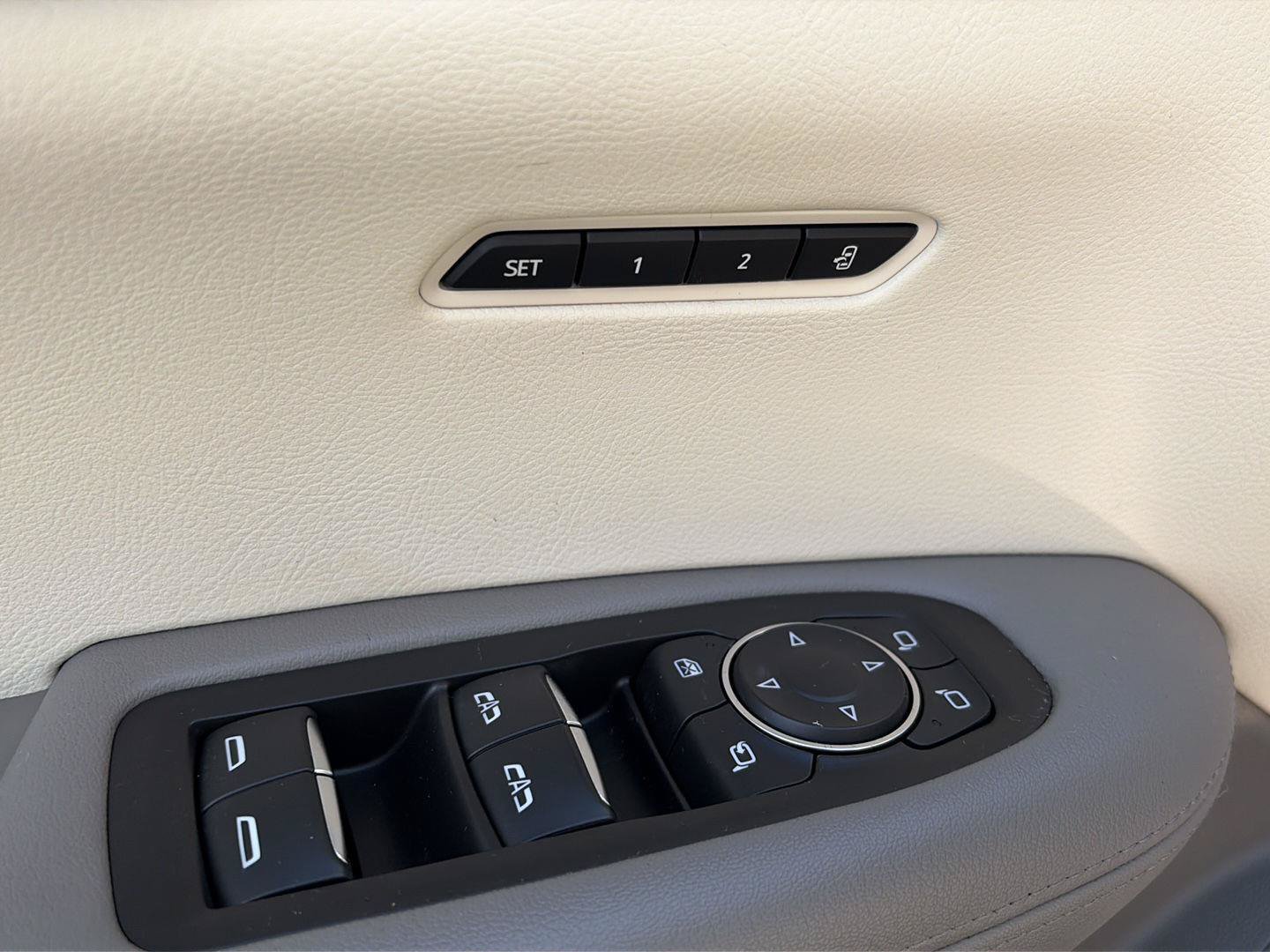 Used 2022 Cadillac XT6 Premium Luxury w/ LPO, Floor Liner Package AWD/4WD image 10