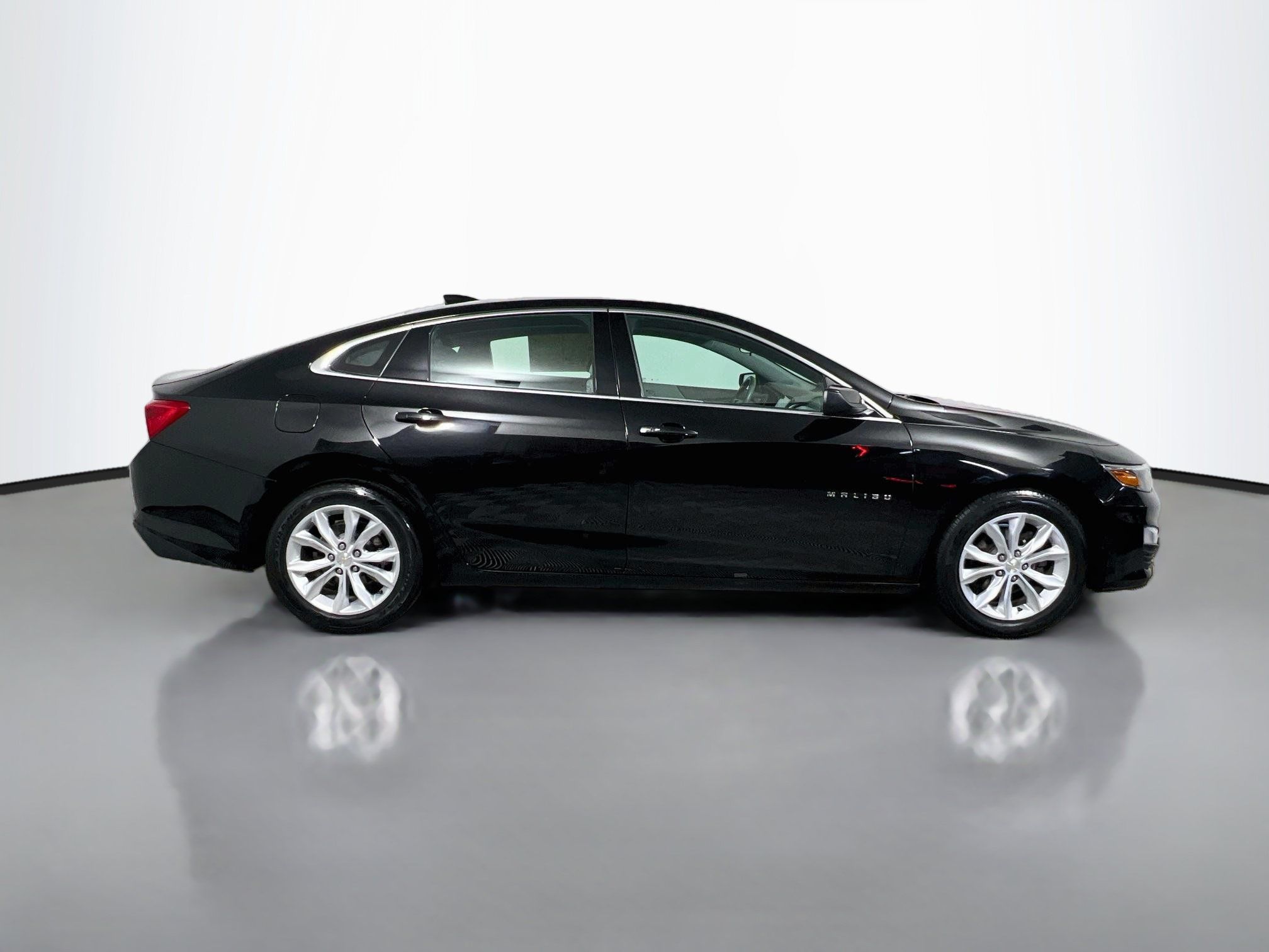 Used 2025 Chevrolet Malibu LT FWD image 3