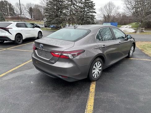 Used 2022 Toyota Camry LE image 3