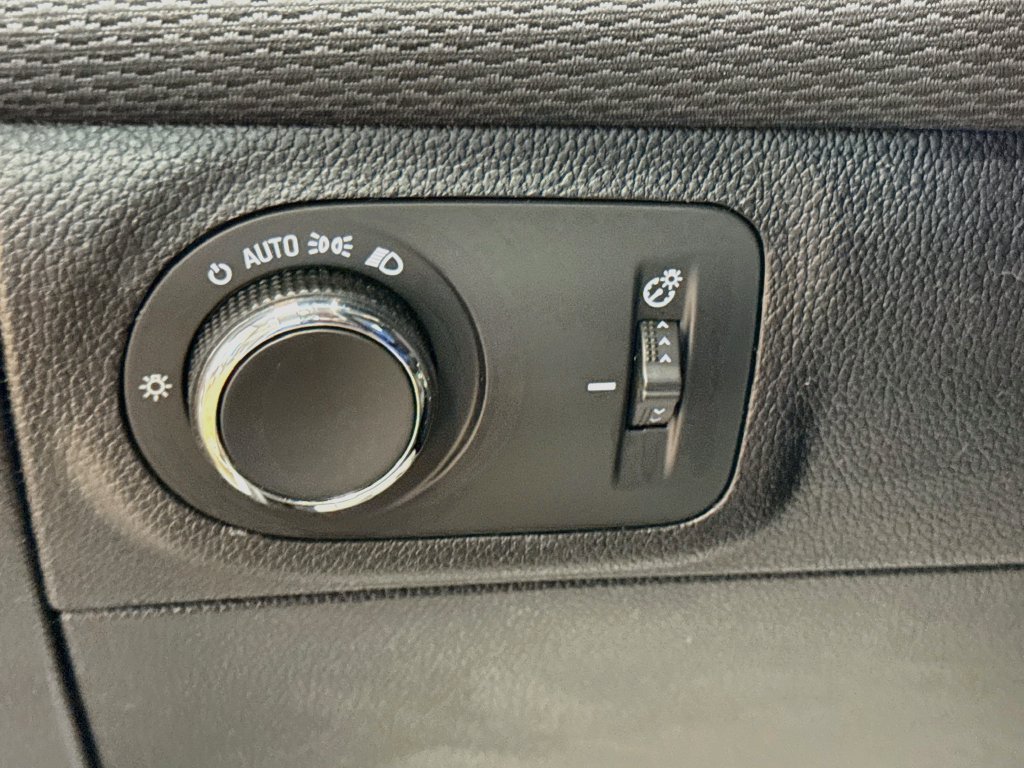 Used 2018 Chevrolet Cruze LT w/ Convenience Package FWD image 10