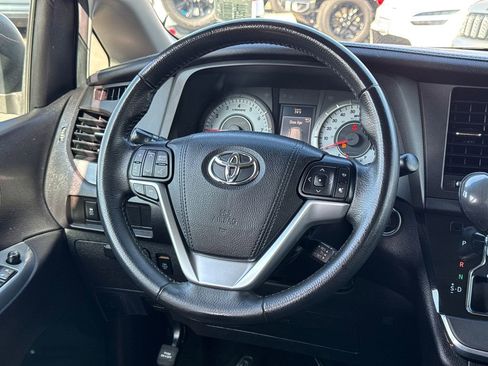 Used 2017 Toyota Sienna SE Premium image 23