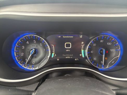 Used 2024 Chrysler Pacifica Touring-L image 16