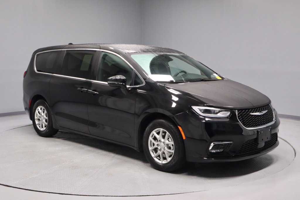 Used 2026 Chrysler Pacifica Select FWD image 1