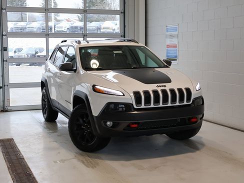 Used 2018 Jeep Cherokee Trailhawk w/ Comfort/Convenience Group image 39