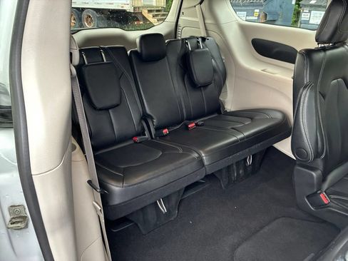 Used 2024 Chrysler Pacifica Touring-L FWD image 36