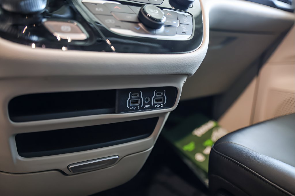 Used 2024 Chrysler Pacifica Limited FWD image 21