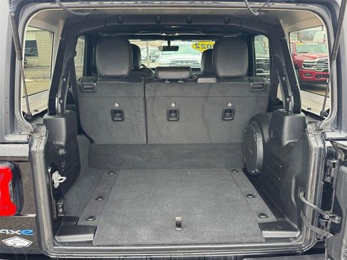 Used 2022 Jeep Wrangler Unlimited Sahara w/ Cold Weather Group image 5