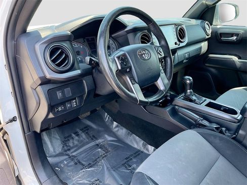 Used 2020 Toyota Tacoma TRD Sport image 9
