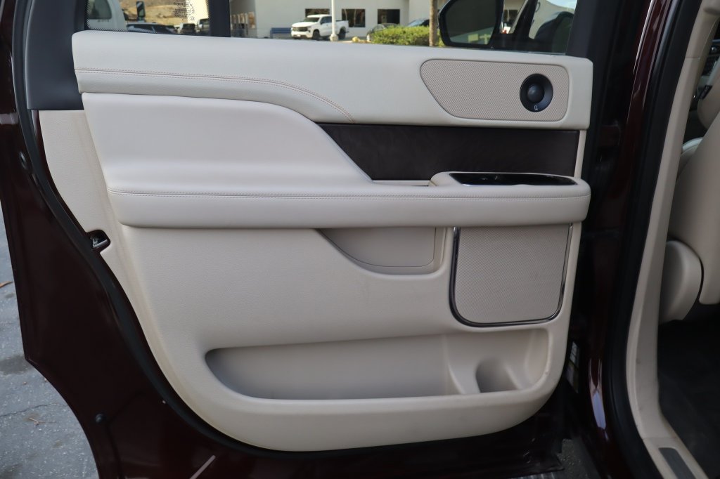 Used 2018 Lincoln Navigator L Select RWD image 35