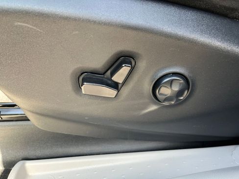 Used 2023 Chrysler Pacifica Touring-L FWD image 22