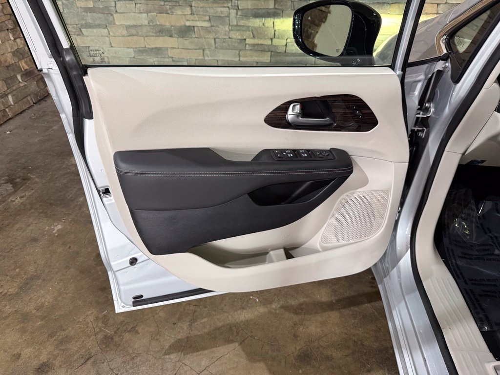 Used 2024 Chrysler Pacifica Limited AWD/4WD image 11