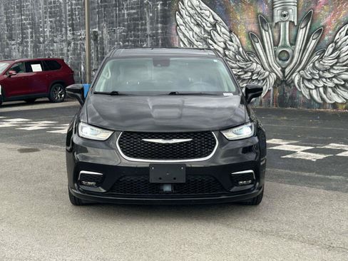 Used 2023 Chrysler Pacifica Touring-L FWD image 2