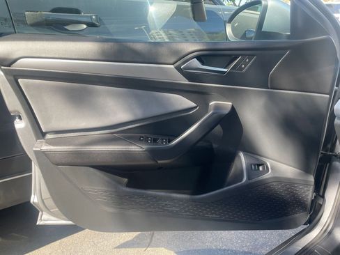 Used 2025 Volkswagen Jetta SE image 18