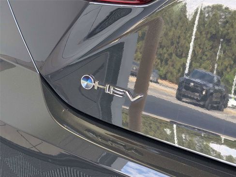 Used 2025 Toyota Camry SE image 9