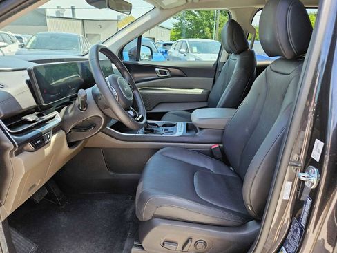 Used 2025 Kia Carnival FWD image 11