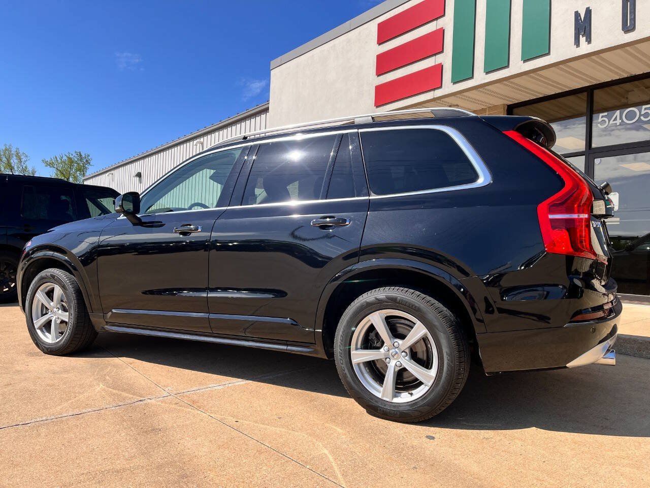 Used 2019 Volvo XC90 T5 Momentum w/ Multimedia Package AWD/4WD image 3
